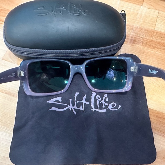 Salt Life BalHarbour woman’s Polarized Black and Purple Sunglasses with Case - Picture 3 of 5